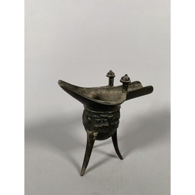 Asian Bronze tripod cup "Jue", China, Ming dynasty (1368-1644) For Sale - Image 3 of 11