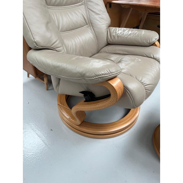 Set of Beige Leather Swivel Recliner Chair and Ottoman from Stressless, 2000s For Sale - Image 4 of 10