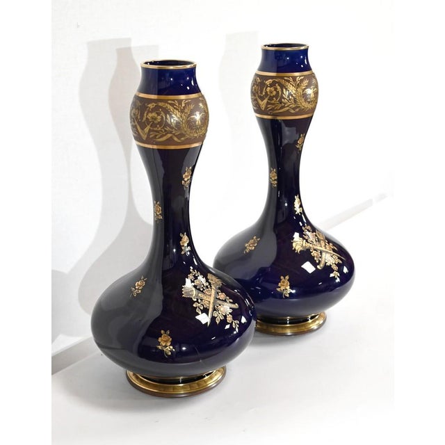 These two fine earthenware vases, on a blue background of towers, were imagined by the ceramist Maurice Pinon and came out...