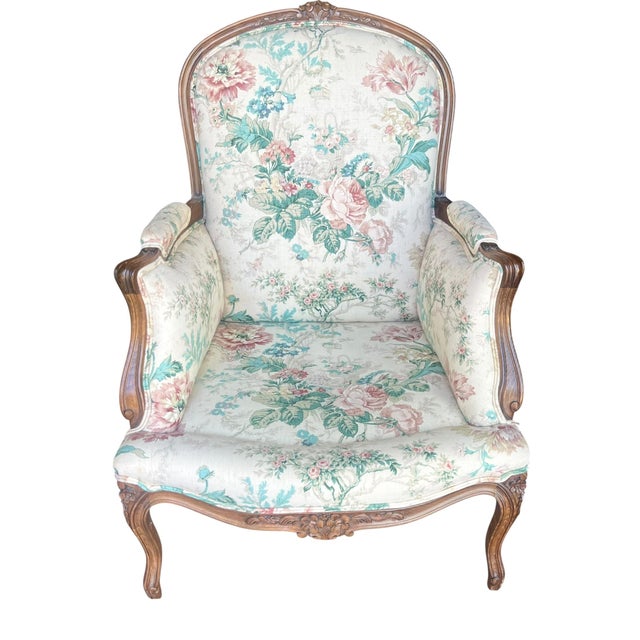 Vintage Pair of Louis XV Style Floral Upholstered Bergère Accent Chairs in English Traditional Style For Sale - Image 6 of 18