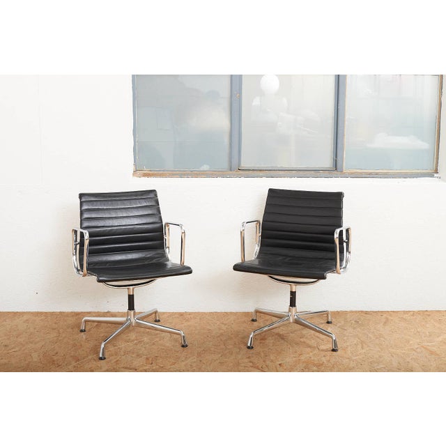 Swivel Chair EA 104 in Chrome-Plated Aluminum and Black Leather Upholstery by Ray and Charles Eames for Vitra, 1958 For Sale - Image 17 of 18