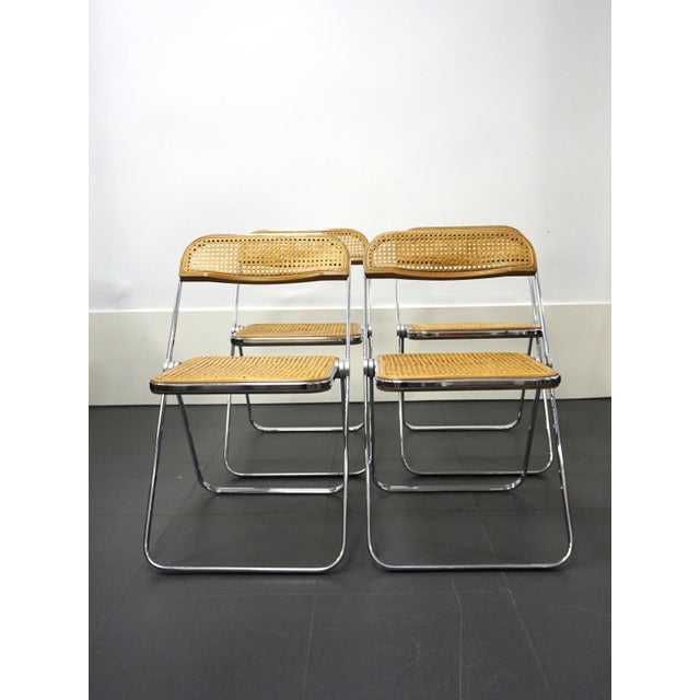 The Plia chair, designed by Giancarlo Pirretti and manufactured by Castelli, is a true design icon. Since its presentation...