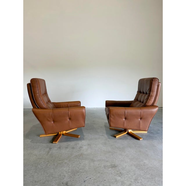 Mid Century Caramel Leather and Beech Swivel Chairs, Baseball Glove Stitching, 2 Pieces For Sale In Tampa - Image 6 of 10