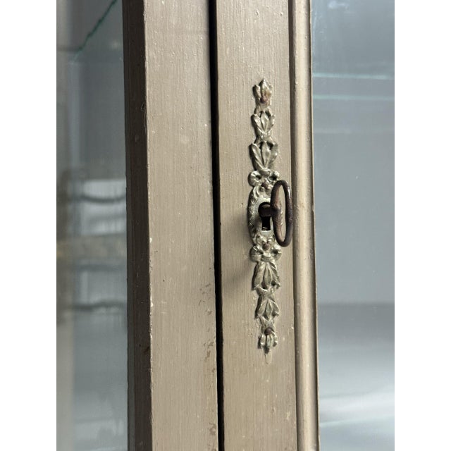 French Display Cabinet in Grey, 1900s For Sale - Image 5 of 18