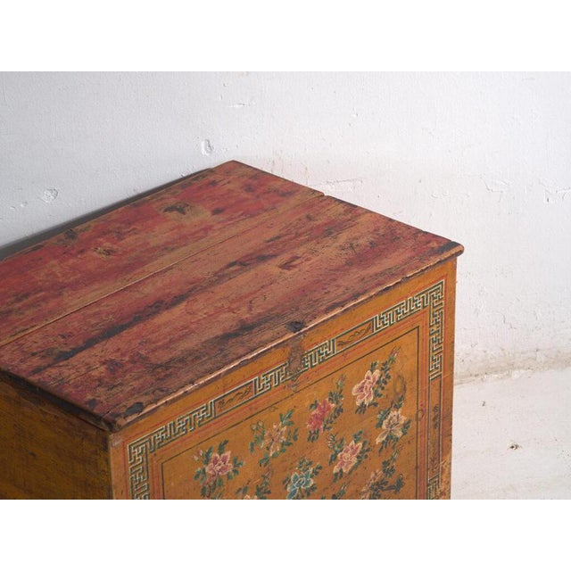 Antique chinese trunk in solid pine, with very characterizing original paint and patina, originally from china and dated...