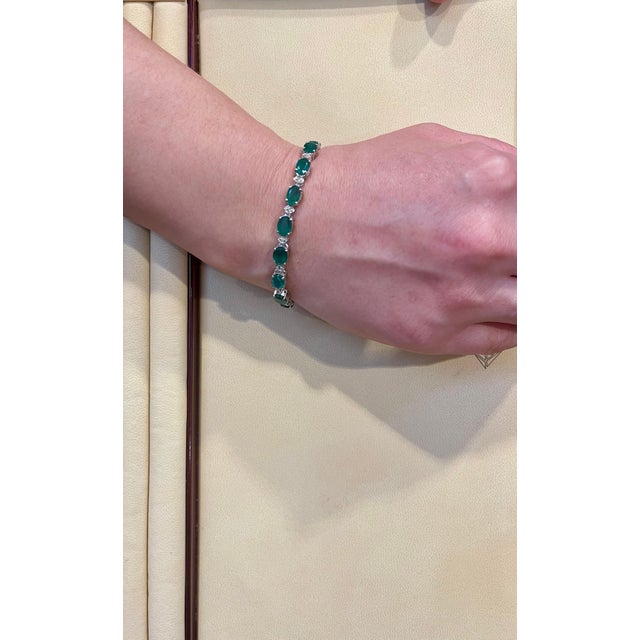 14 Carat Emerald 0.8 Carat Diamond Tennis Bracelet 18 Karat White Gold For Sale - Image 14 of 18