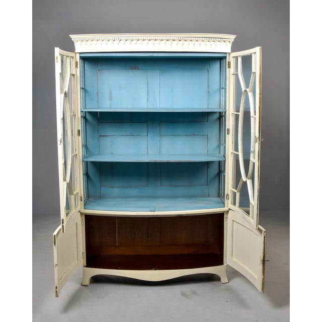 English Hepplewhite-Style Painted Display Cabinet, Circa 1920s For Sale - Image 4 of 13