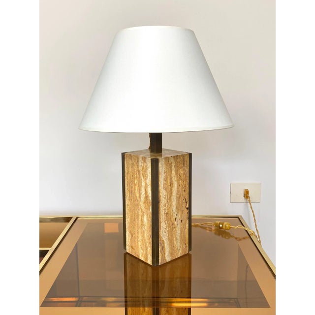 Table lamp in a travertine walnut base with brass details. Made in Italy in the 1970s. Measures: Height without lampshade...
