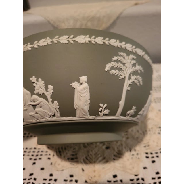 1990s Vintage Mid-Century Modern Wedgwood Jasperware 8” Celadon Green Sacrifice Serving Fruit Bowl For Sale - Image 5 of 7