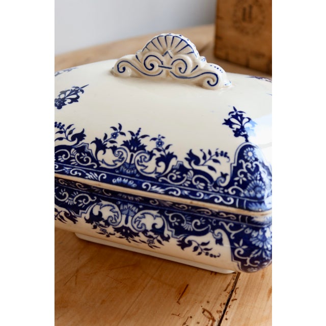 Antique 19th Century Ironstone Tureen with Rouen Pattern from Longchamp For Sale - Image 5 of 10