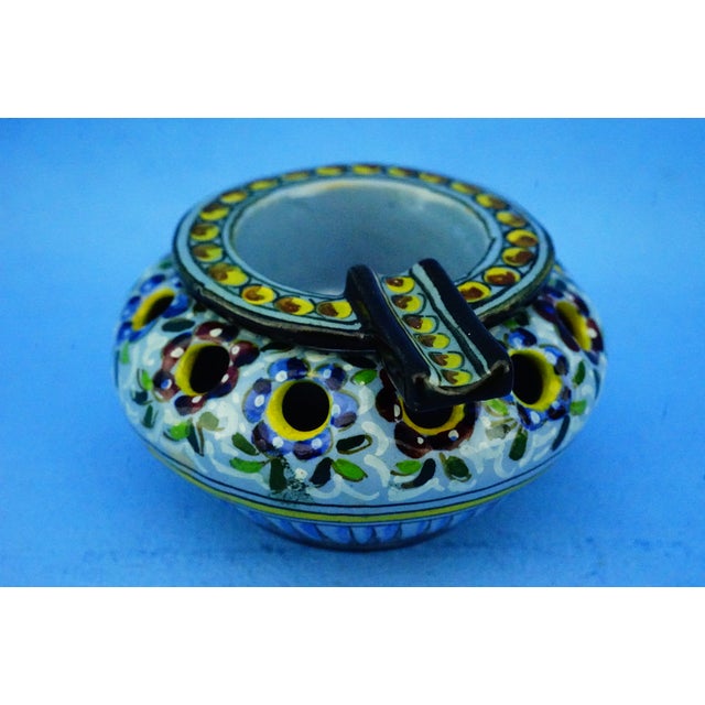 MEASUREMENTS: Height: 5.5 cm; Width: 9.3 cm; Depth: 8.5 cm Item : Beautiful and elegant rounded ashtray with a removable...