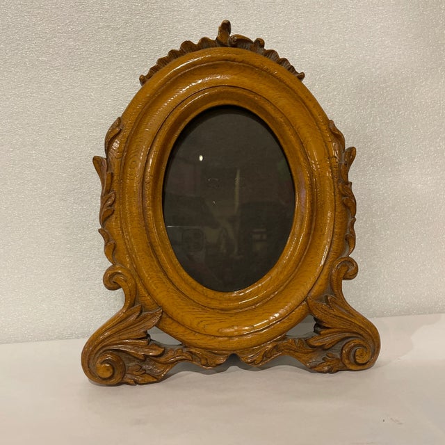 Early 20th Century Louis XV Victorian Golden Oak Oval Picture Frame For Sale - Image 5 of 5