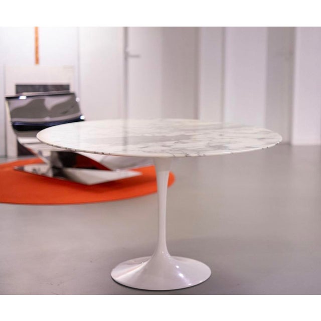 2000 - 2009 Mid-Century Marble and Fiberglass Tulip Dining Table and Chairs by Eero Saarinen for Knoll International, 1960s, Set of 5 For Sale - Image 5 of 9