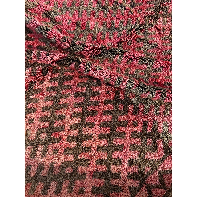 Vintage Moroccan Talsint Rug – Handmade Berber Wool Rug – Pink Tribal Area Rug For Sale - Image 11 of 11