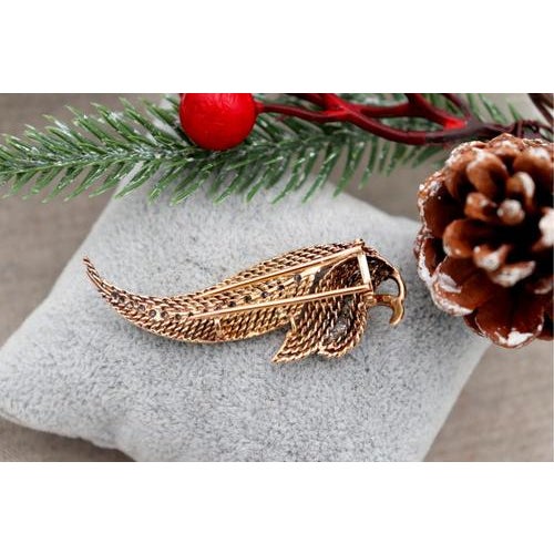 Leaf-Shaped Gold Brooch with Diamonds For Sale - Image 3 of 7