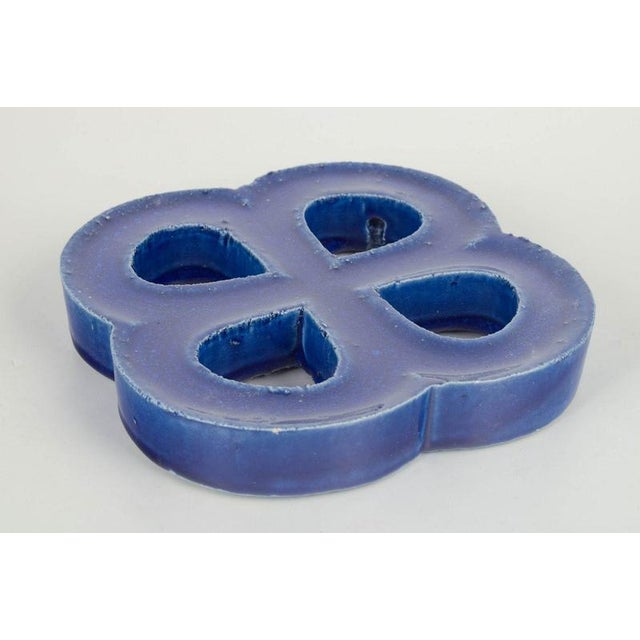 Gustavsberg wall relief with hanging hole. Decorative stoneware wall relief in an organic four-lobed form with open...