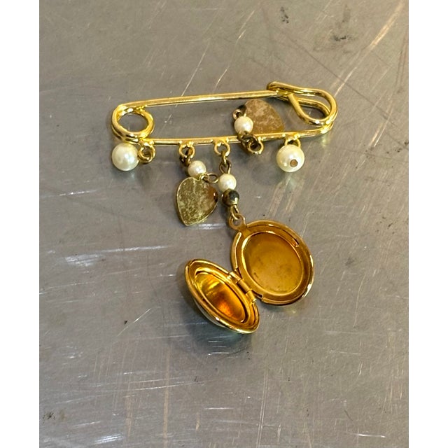 Mid-Century Modern 1960s-70s Gold Tone/Faux Pearl Safety Pin Locket Brooch For Sale - Image 3 of 5