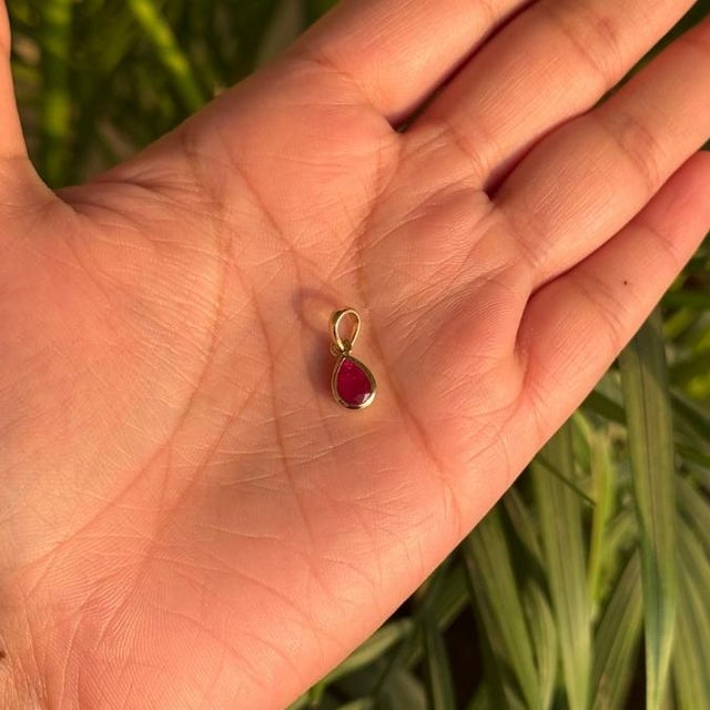 Contemporary Pear-Cut Ruby Solitaire Pendant in 14k Yellow Gold by VRJewels For Sale - Image 3 of 15