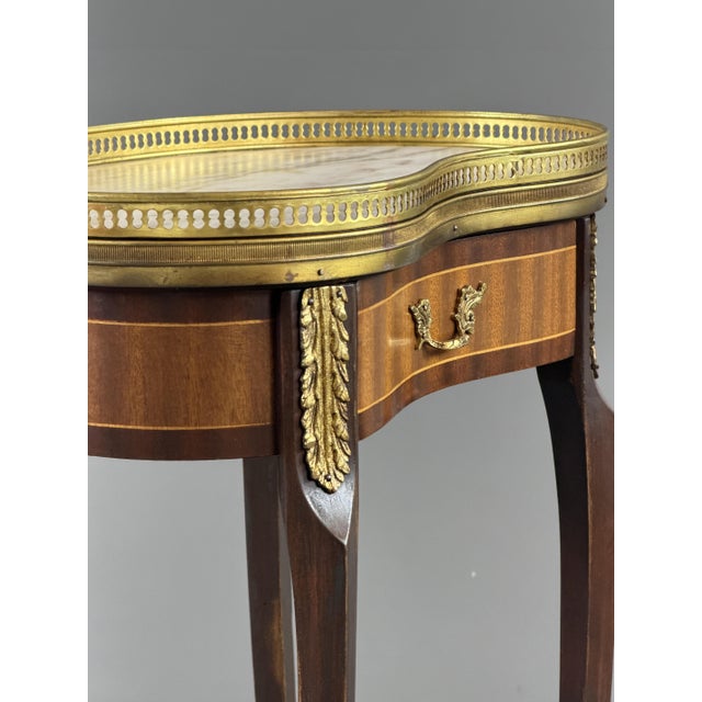 20th Century Louis XVI Pedestal Table in Mahogany and Gilt Bronze, 1940s For Sale - Image 4 of 9