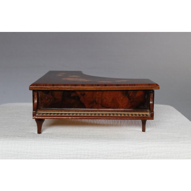 Wood 1950s Large Italian Floral Marquetry Inlaid Wood Piano Shaped Music Jewelry Box - Plays "Torna a Surriento" For Sale - Image 7 of 15