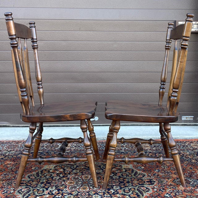 Wood 1970s Ethan Allen Old Tavern Antiqued Pine Rustic Traditional Arrow Back Dining Chairs - A Pair (B) (12-6011) For Sale - Image 7 of 11