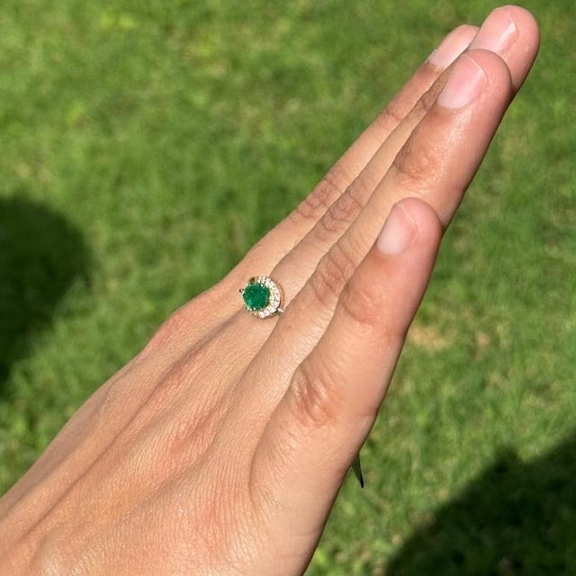 14k Gold Contemporary Pear-Shaped Emerald & Diamond Halo Bypass Ring Size 5.5 For Sale In New York - Image 6 of 15