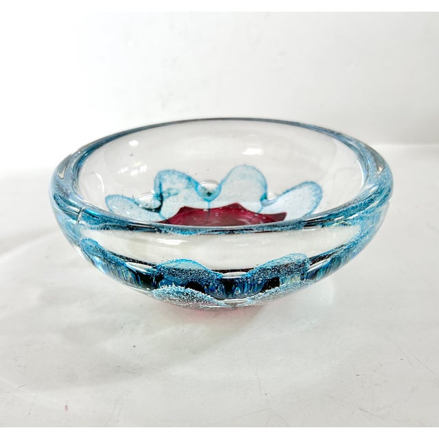 Glass Vintage Murano-Style Art Glass Bowl – Controlled Bubble Sommerso Magenta & Blue Floral Dish For Sale - Image 7 of 8