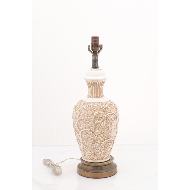 Pair of 1960s Italian Cream Bristolia Ceramic Relief Table Lamps For Sale In Atlanta - Image 6 of 11