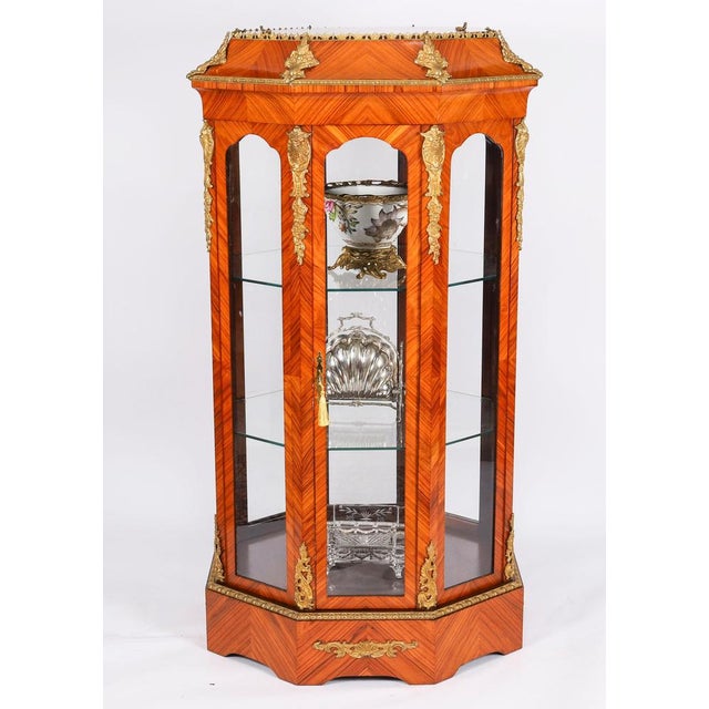 This is an very fine octagonal hardwood and ormolu mounted display cabinet/ jardiniere , dating from Circa 1920. It is...