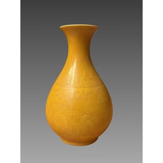 Incised monochrome yellow porcelain vase - China, Qing Dynasty For Sale