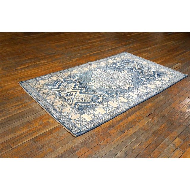 Indian 1930s Blue-White Medallion Antique Indian Agra Rug Knotted Pile 4' 1" X 6' 8" Cotton Carpet For Sale - Image 3 of 4