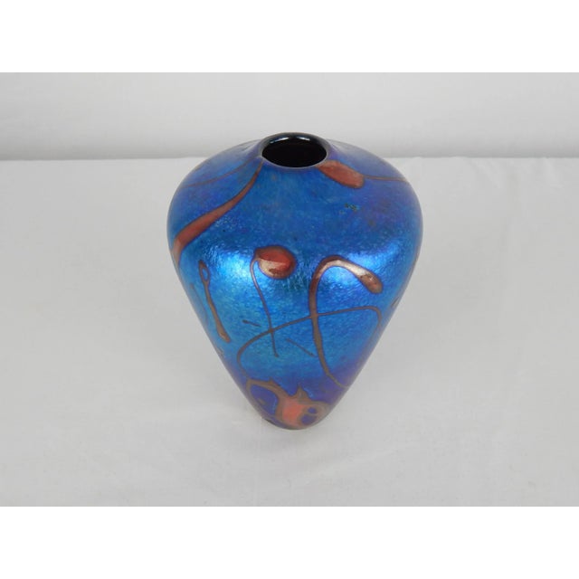 Stunning vintage art glass vase by Carin Von Drehle, 1984. Well-formed iridescent blue glass vase strewn with free-form...