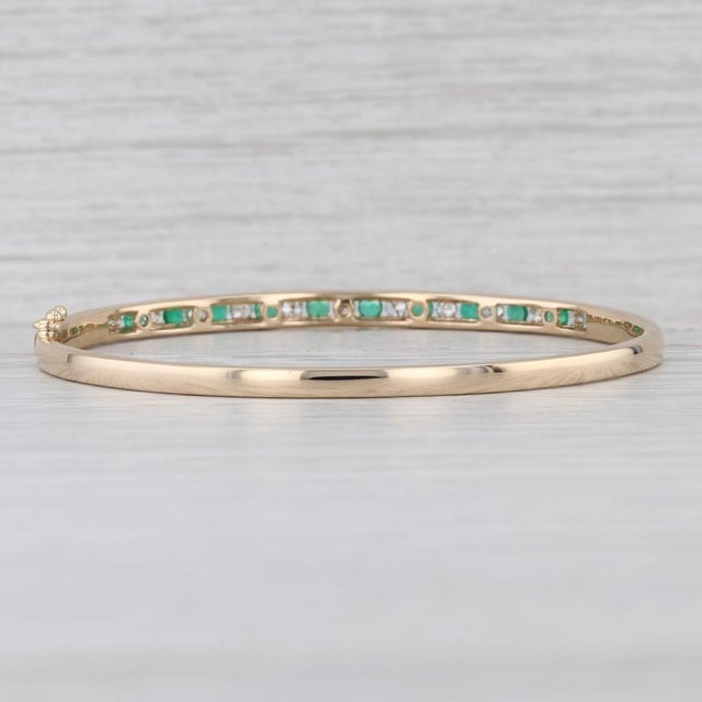 1990s 1.28ctw Emerald Diamond Bangle Bracelet 14k Yellow Gold 6.75" Hinged For Sale In Greensboro - Image 6 of 7