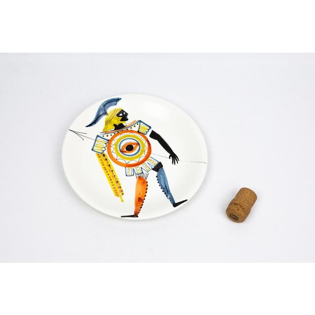 Hand-Painted Glazed Earthenware Plate with Eye-Shield Hoplite by Roger Capron for Vallauris, 1955-1960 For Sale - Image 6 of 13