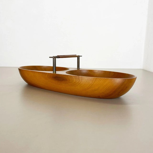 light Teak bowl, shell element Design: Carl Auböck, 1950s Producer: Auböck Workshop Vienna, Austria Origin: Austria Age:...
