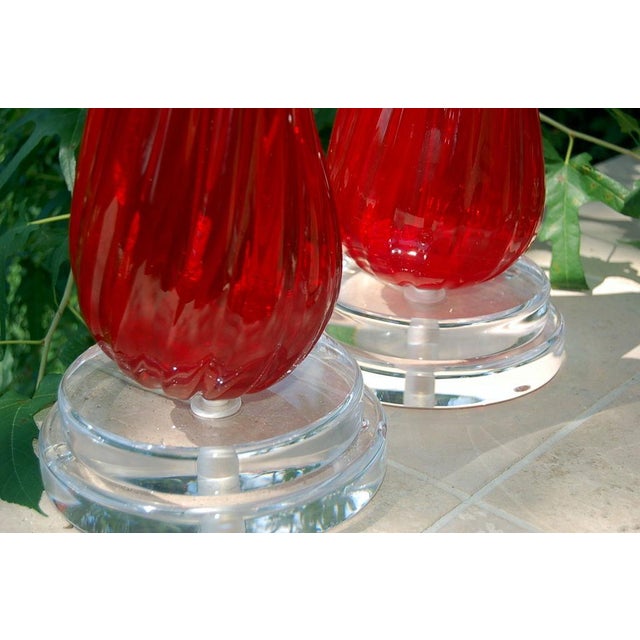 1960s Vintage Murano Glass Ribbed Table Lamps in Ruby Red - a Pair For Sale - Image 5 of 9
