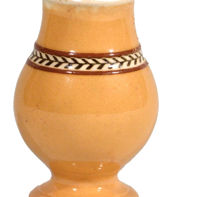 1810s English Mocha Dipped Ware Pepper Pot, Ochre Slip, Herringbone Band, Regency For Sale In Philadelphia - Image 6 of 6
