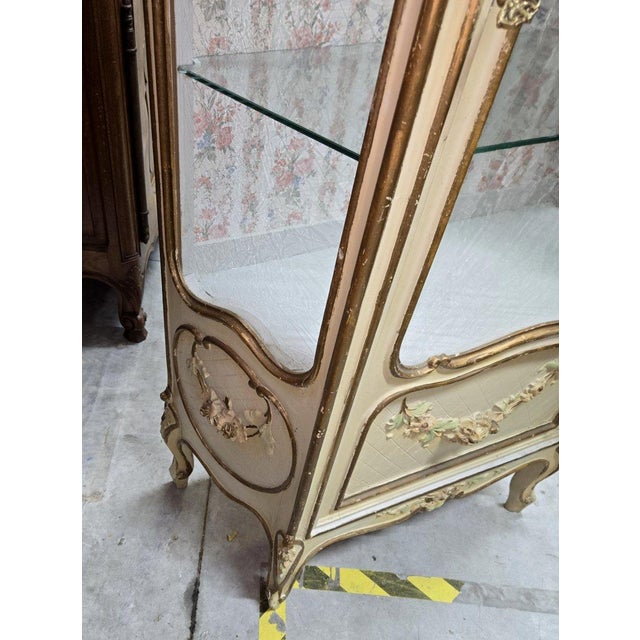 Louis XV / Rococo Style Display Cabinet in Cream and Gilt Painted Wood, 1930s For Sale - Image 6 of 8