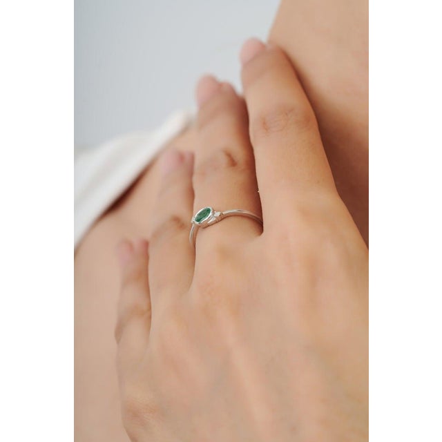 Elegant Oval Emerald & Diamond Bezel-Set Ring in Sterling Silver, Size 8.5 For Sale - Image 4 of 10
