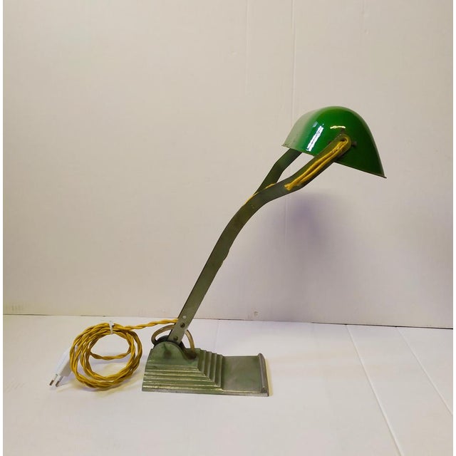 Industrial office table lamp in brass and metal. Top in iron tinted green. Original condition. No restoration. The seller...