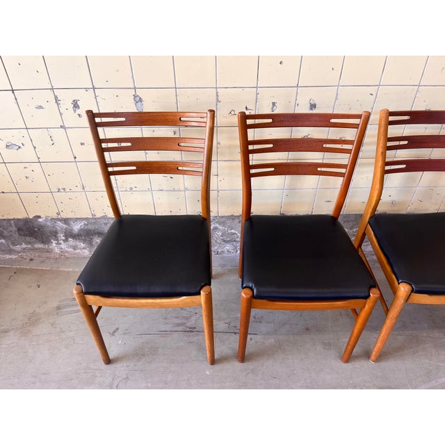 This set of six vintage dining chairs by the Danish manufacturer Farstrup features a striking graphic design with clean...