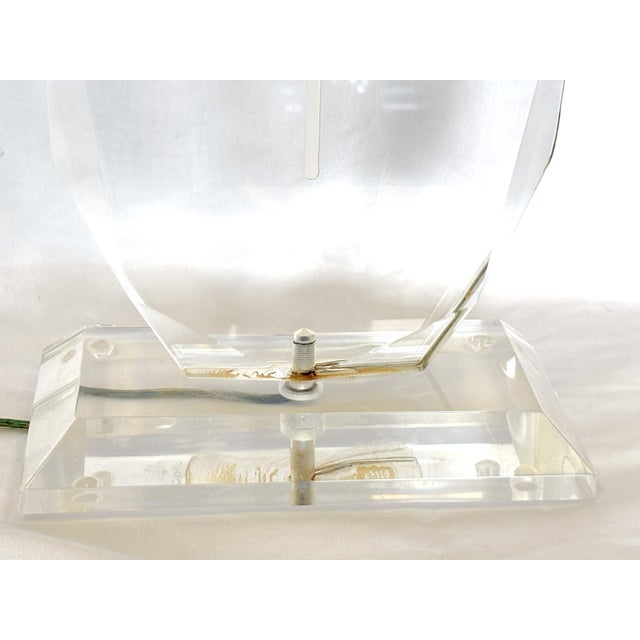 Vintage Lucite Gem Edge Faceted Table Lamp With Starburst Etching For Sale - Image 11 of 16