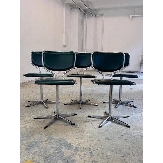 This swivel upholstered chair is an elegant find from the Space Age era, captivating with its flowing lines and striking...