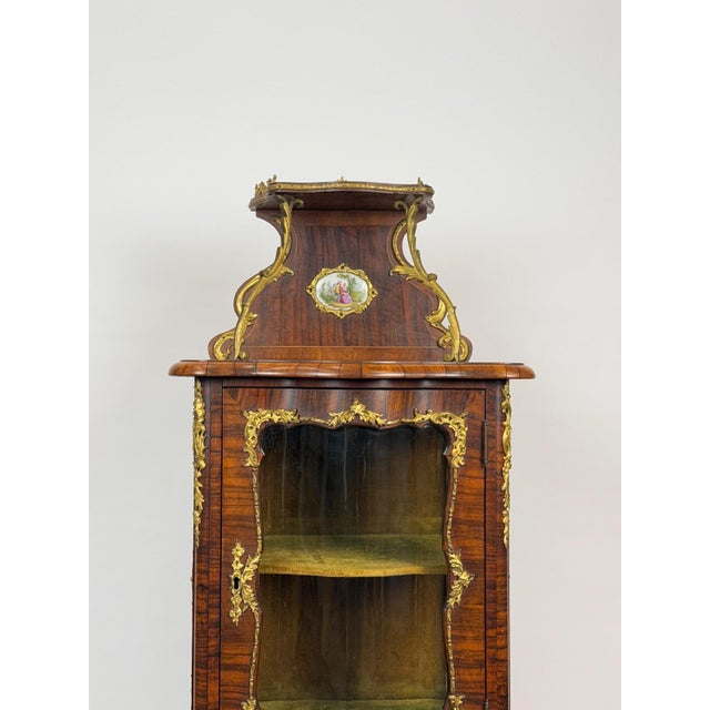 French Provincial 19th Century French Rosewood & Marquetry Louis XV Style Bombe Vitrine Bronze Ormolu Curio Cabinet Hand Painted Porcelain Plaques Home Decor For Sale - Image 3 of 7