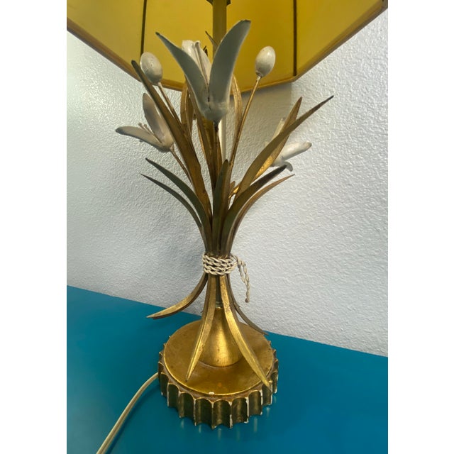 1960s Safran & Glucksman Italian Hollywood Regency Tole Table Lamp & Shade Gold & Beige For Sale In Orlando - Image 6 of 11