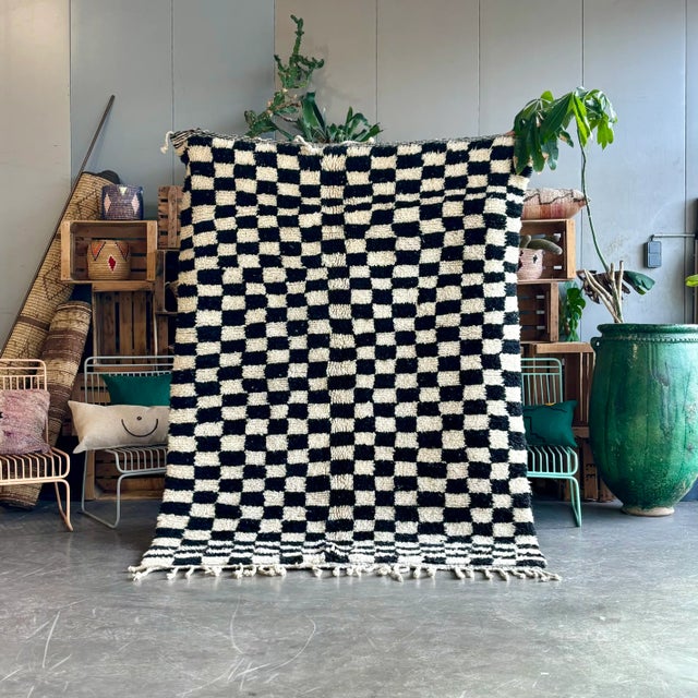 Prepare to be captivated by the sheer elegance and artisanal excellence of our Modern Handwoven Moroccan Beni Ourain...