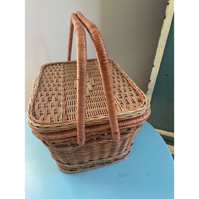 Wood Premium Antique: 1920s Woven Wicker Picnic Trunk – Adirondack Great Camp / Heywood-Wakefield Style For Sale - Image 7 of 11