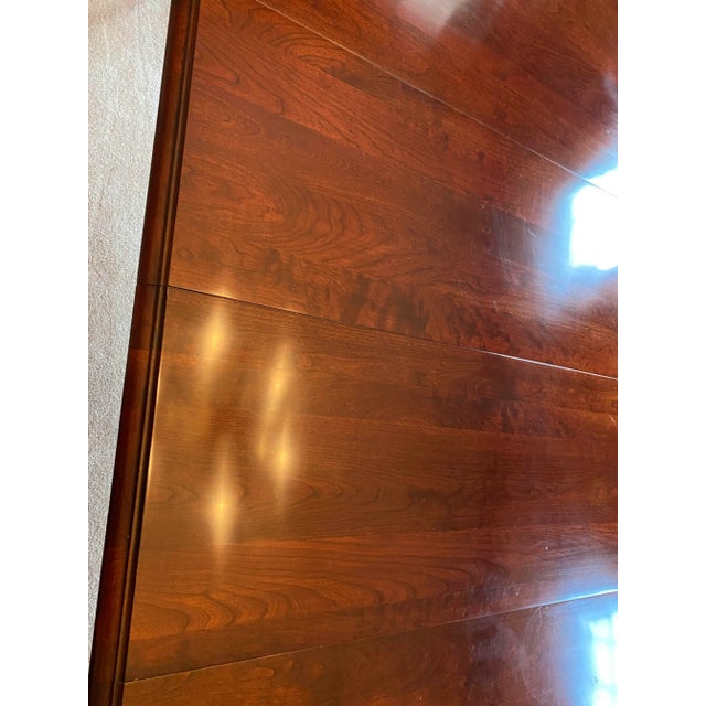 Queen Anne Late 20th Century Colonial Style Dining Table With Dark Stain For Sale - Image 3 of 10