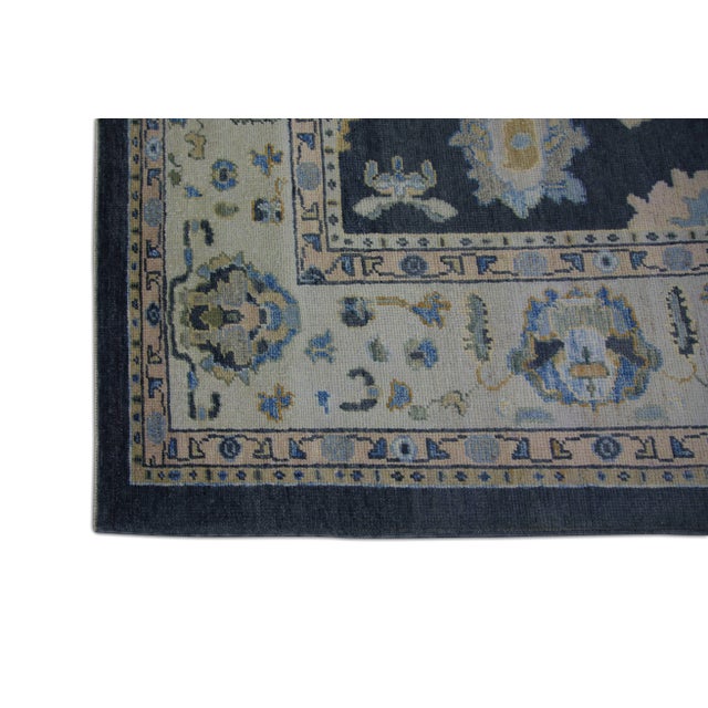 This modern Turkish Oushak rug is a stunning piece of art that has been handwoven using traditional techniques by skilled...