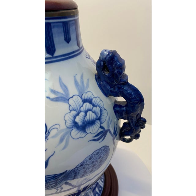 Pair of Blue and White Chinoiserie Porcelain Urn Table Lamps With Peacock Motif For Sale In Miami - Image 6 of 10